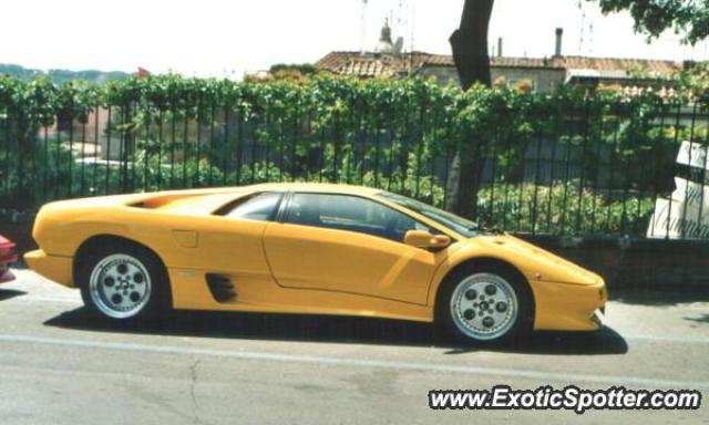 Lamborghini Diablo spotted in Rome, Italy