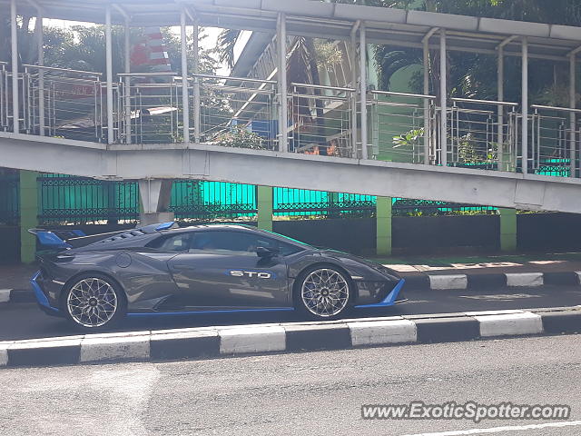 Lamborghini Huracan spotted in Jakarta, Indonesia