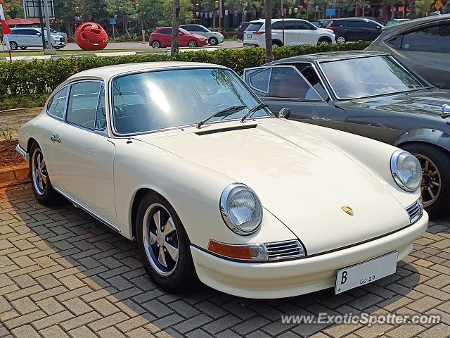 Porsche 911 spotted in Jakarta, Indonesia