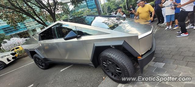 Tesla Roadster spotted in Medellin, Colombia