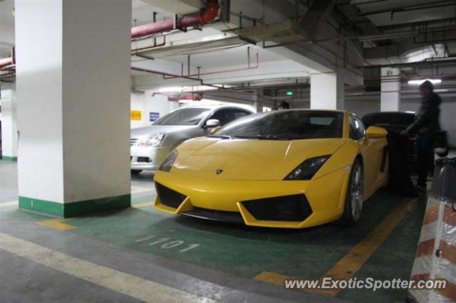 Lamborghini Gallardo spotted in Nanning,Guangxi, China