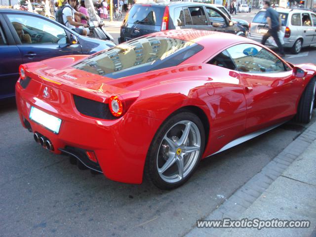 Ferrari 458 Italia spotted in Milão, Italy